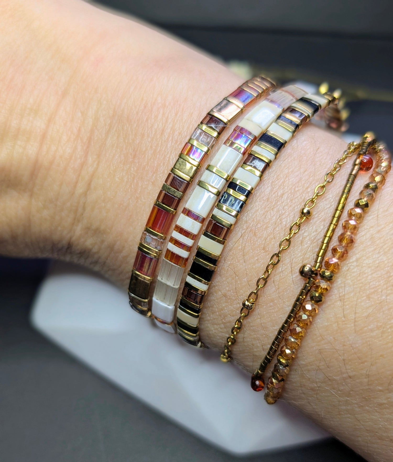 Nos bracelets artisanaux à choisir dorés, argentés, en perles, mais uniques