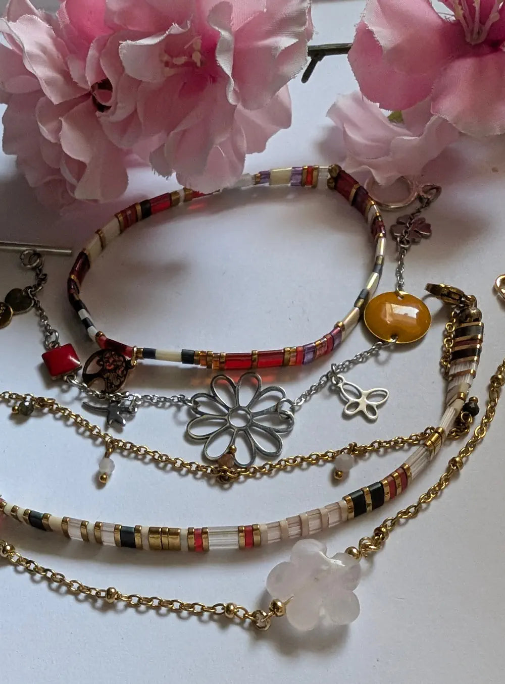 Nos bracelets artisanaux à choisir dorés, argentés, en perles, mais uniques