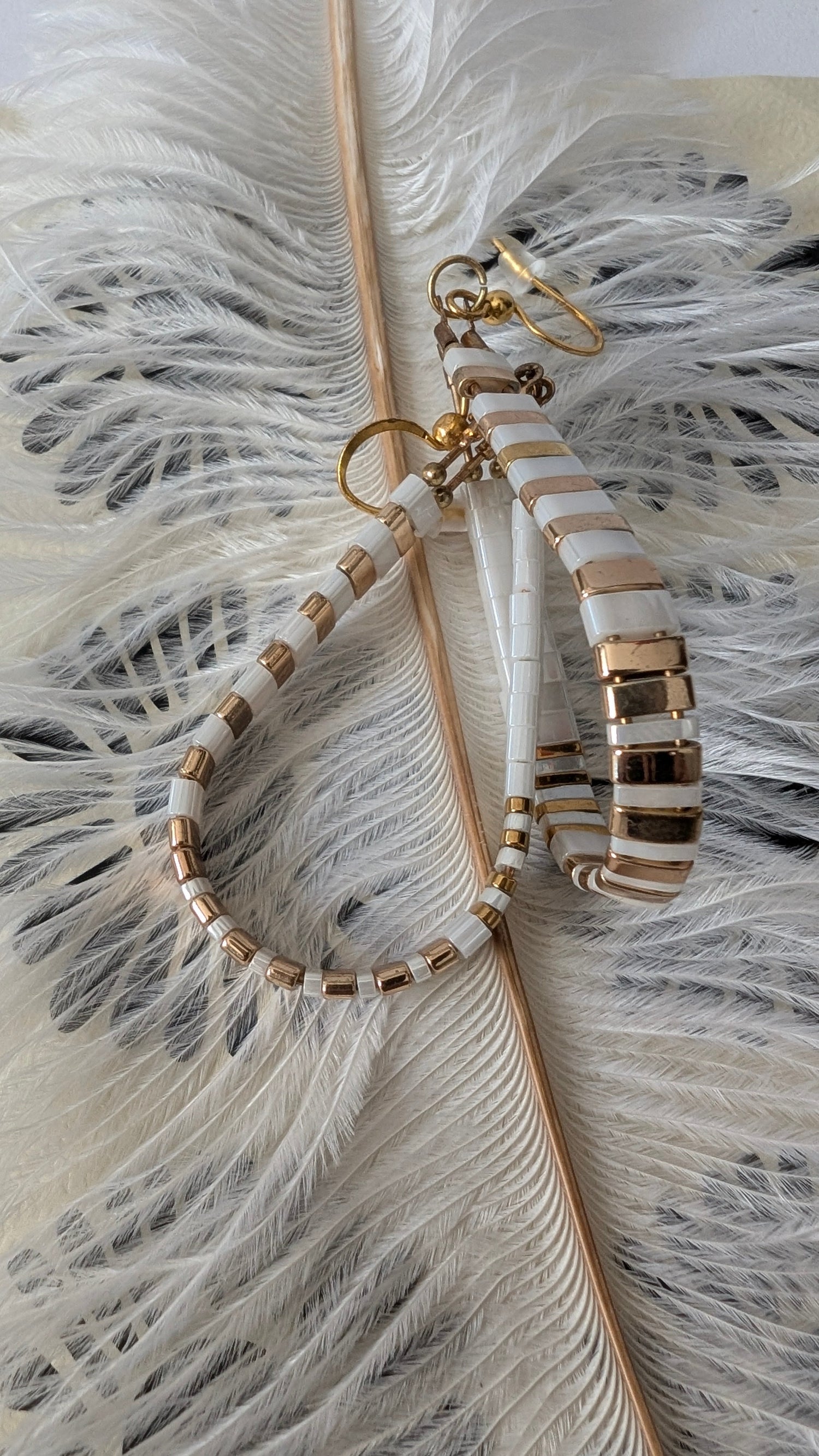 Eclat subtil des boucles d'oreilles en perles Miyuki blanches et dorées