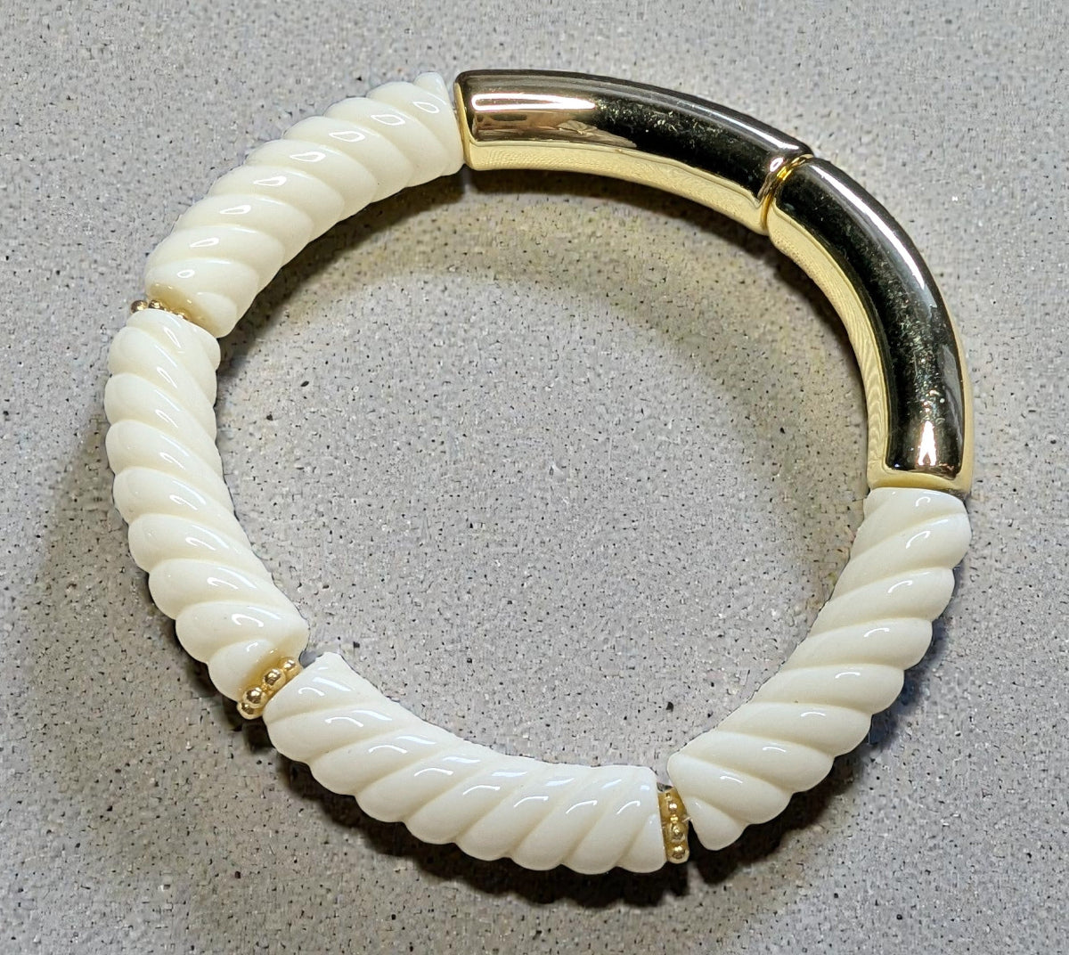 Bracelet élastique en perles de résine – doré, cème torsadé