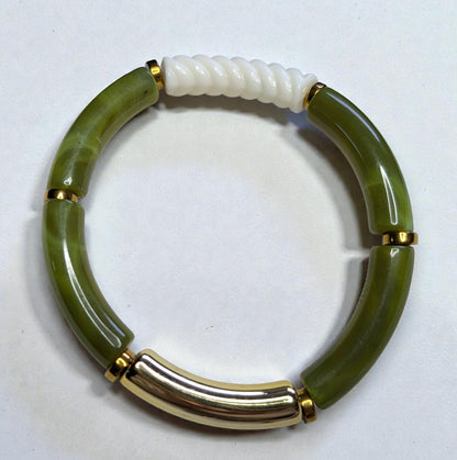 Bracelet élastique en perles de résine – doré, crème marbré et vert avocat