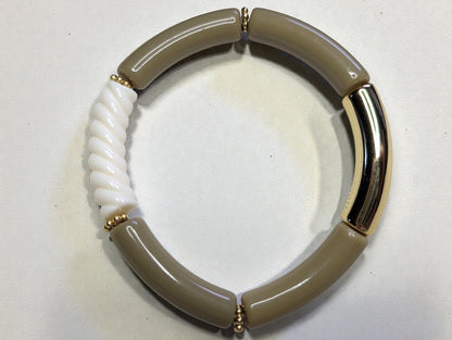 Bracelet élastique en perles de résine – kaki et crème torsadé