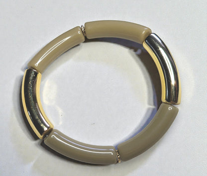 Bracelet élastique en perles de résine – doré et kaki