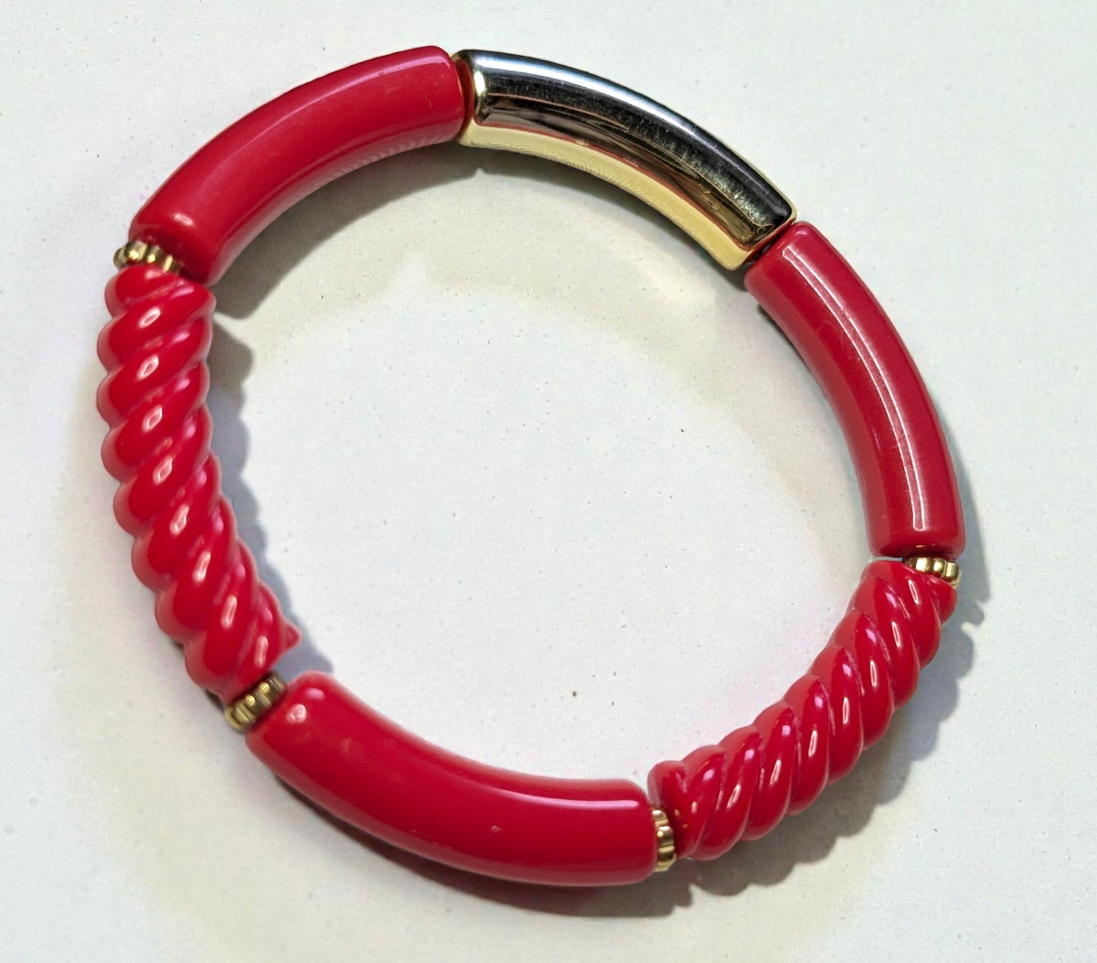 Bracelet élastique en perles de résine – doré rouge et rouge torsadé