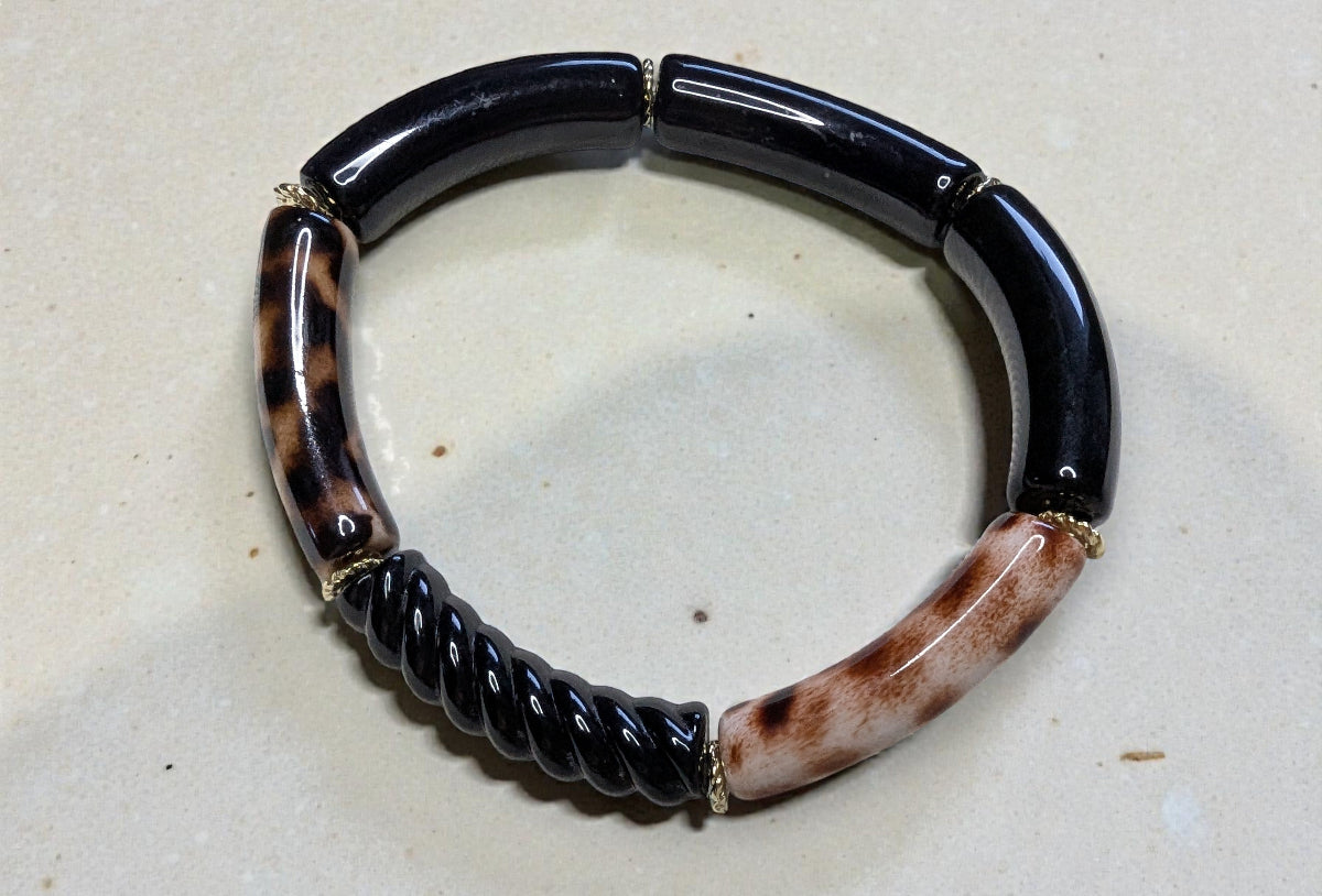 Bracelet élastique en perles de résine – noir et tacheté