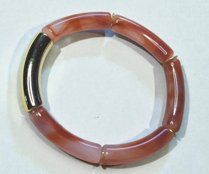Bracelet élastique en perles de résine – doré et marbré brique.