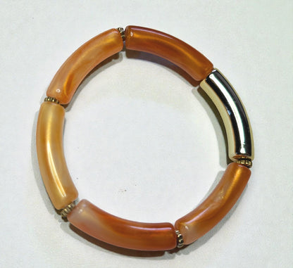 Bracelet élastique en perles de résine – doré et orange marbré nacré