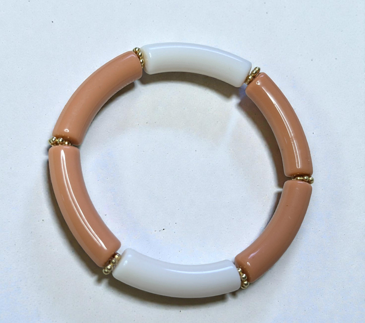 Bracelet élastique en perles de résine – marron clair et blanccassé