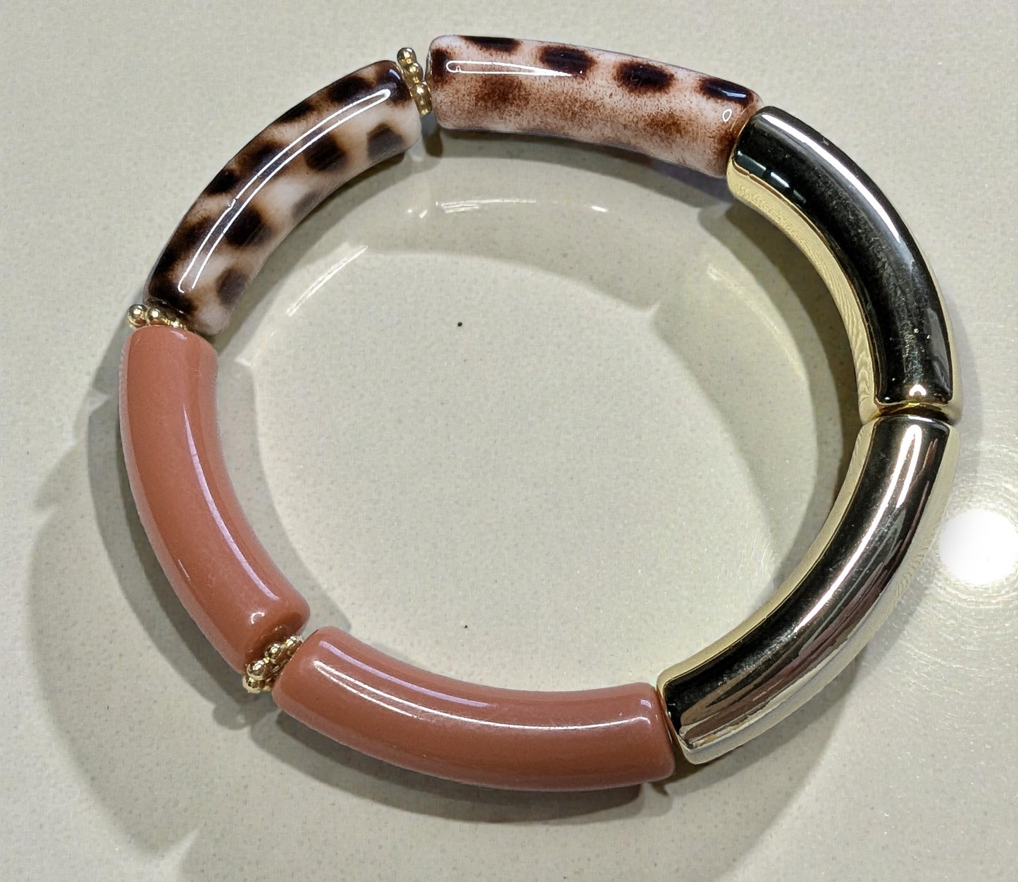 Bracelet élastique en perles de résine – doré, marron clair et tacheté