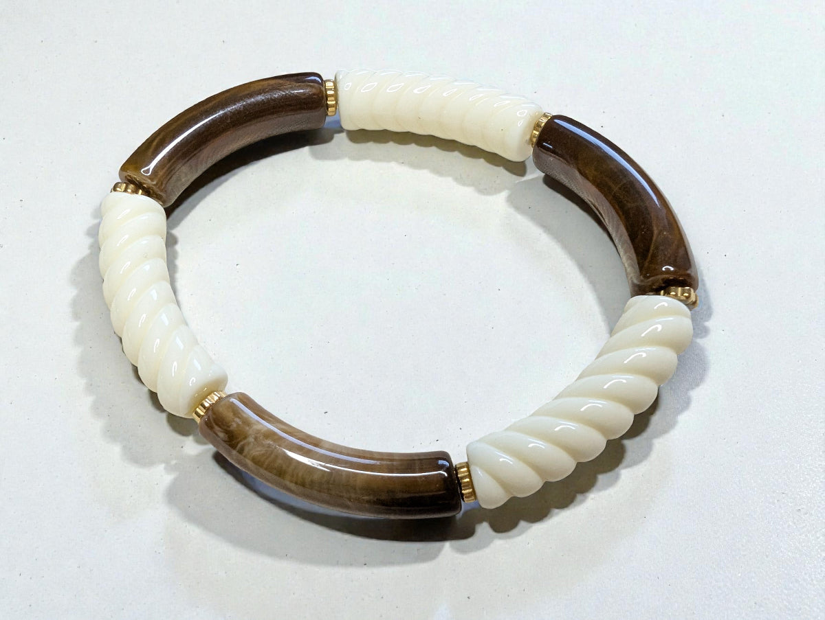 Bracelet élastique en perles de résine – doré, crème et marron marbré