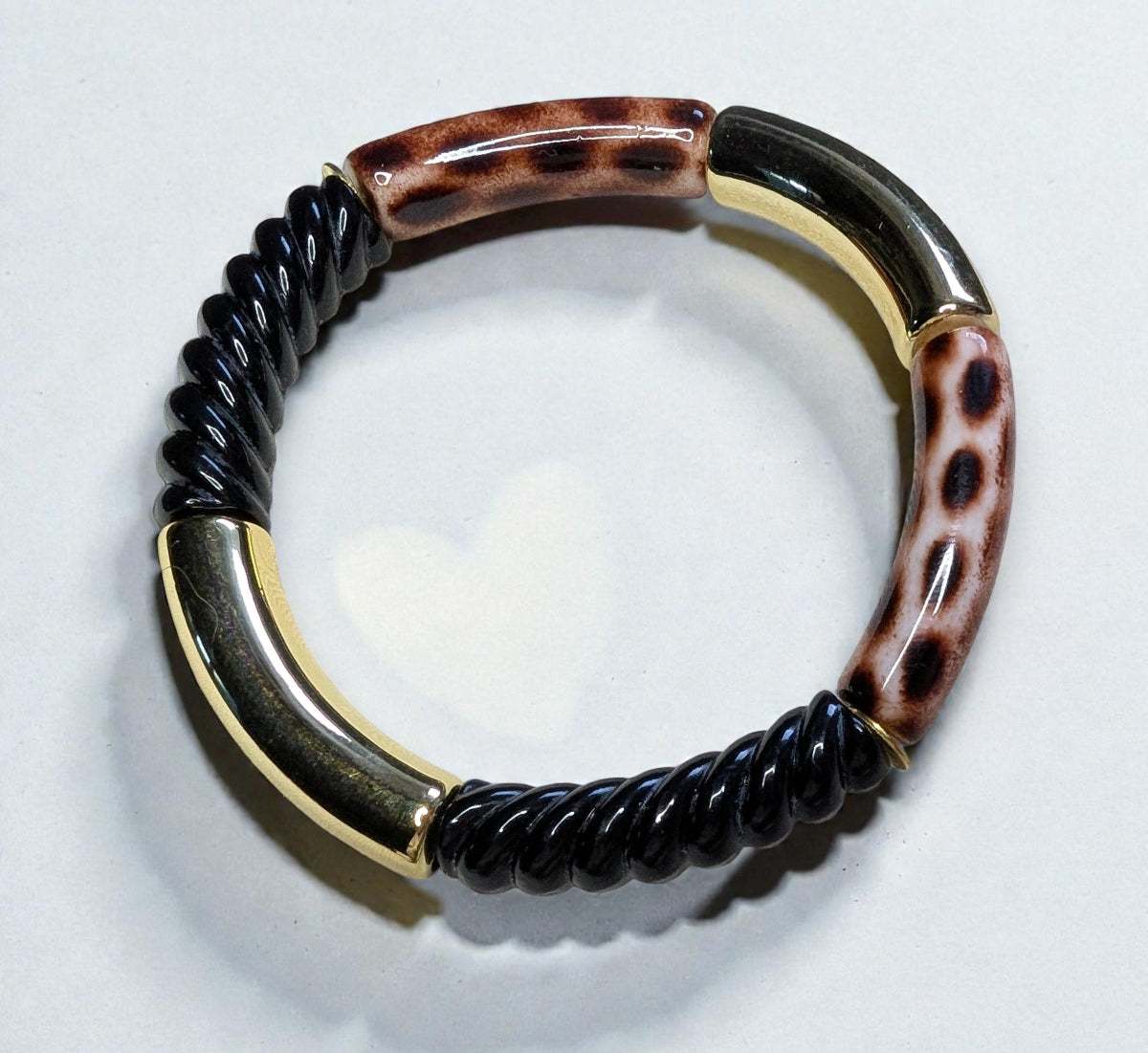 Bracelet élastique en perles de résine – doré, noir, tacheté et noir torsadé