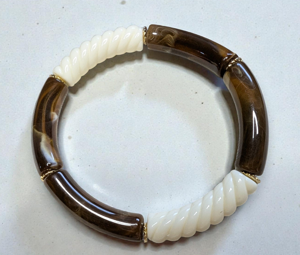 Bracelet élastique en perles de résine – doré, crème torsadé et marron marbré