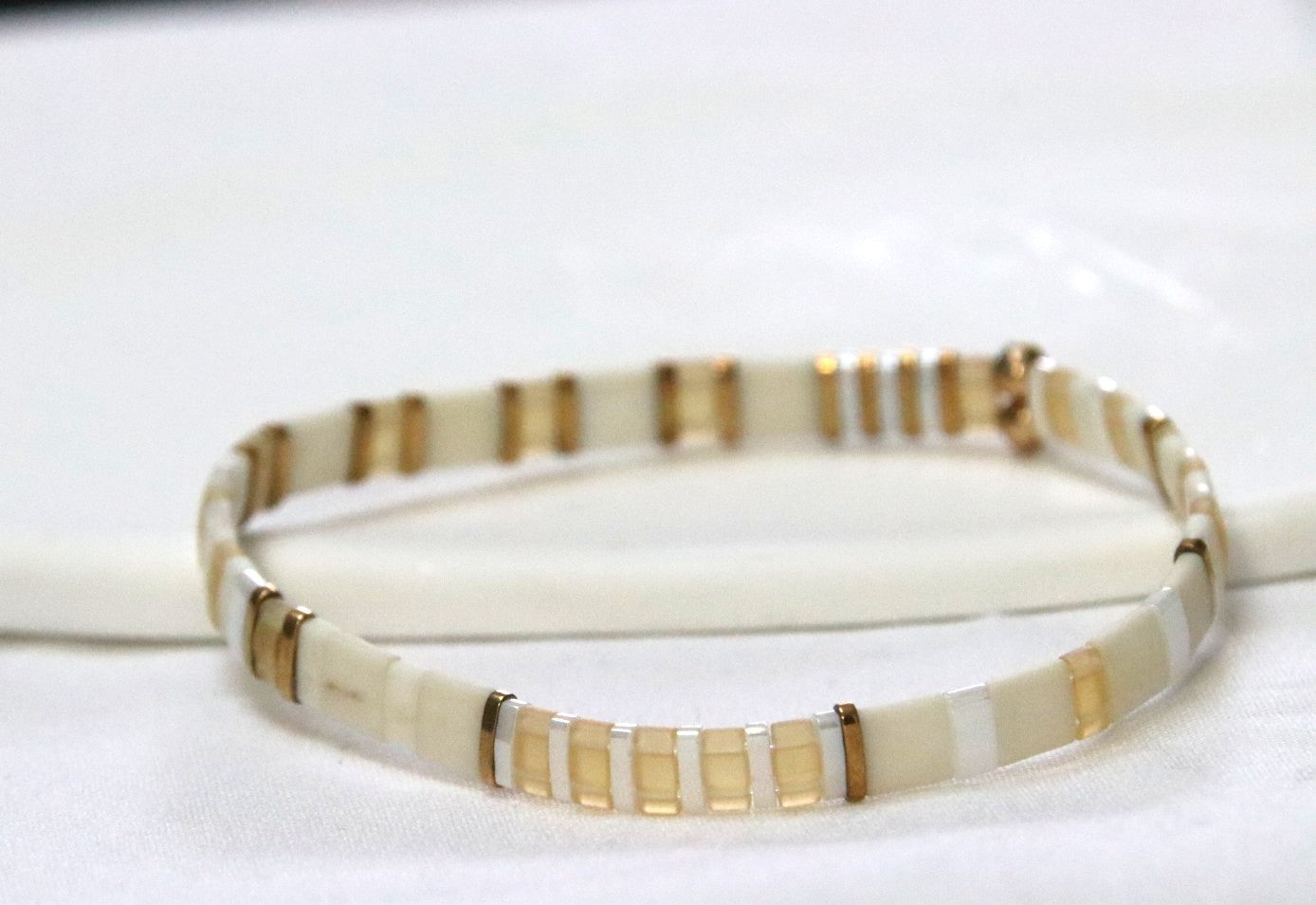Bracelet Akari, perles topaze clair et doré avec nuances crème et blanches. Lumineux et discret a la fois.