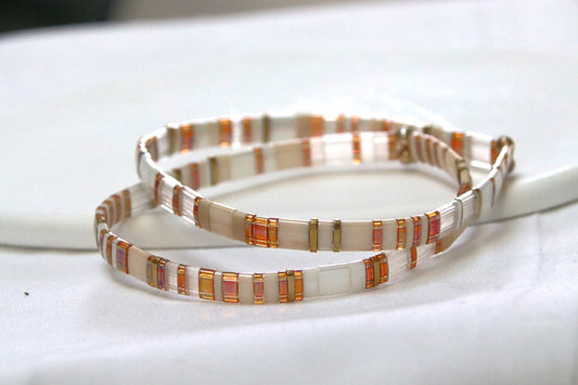 Bracelets Akari en perles topaze foncée, blanches, crème et dorées, doux et lumineux.