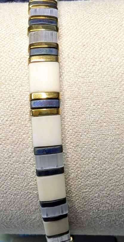Bracelet Aokin, zoom sur le mélange de couleurs Gris bleu, blanc et doré.