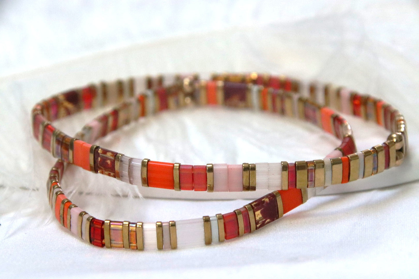 AyaKin : Un bijou vibrant où l’or rencontre la chaleur des teintes colorées. 2 bracelets 