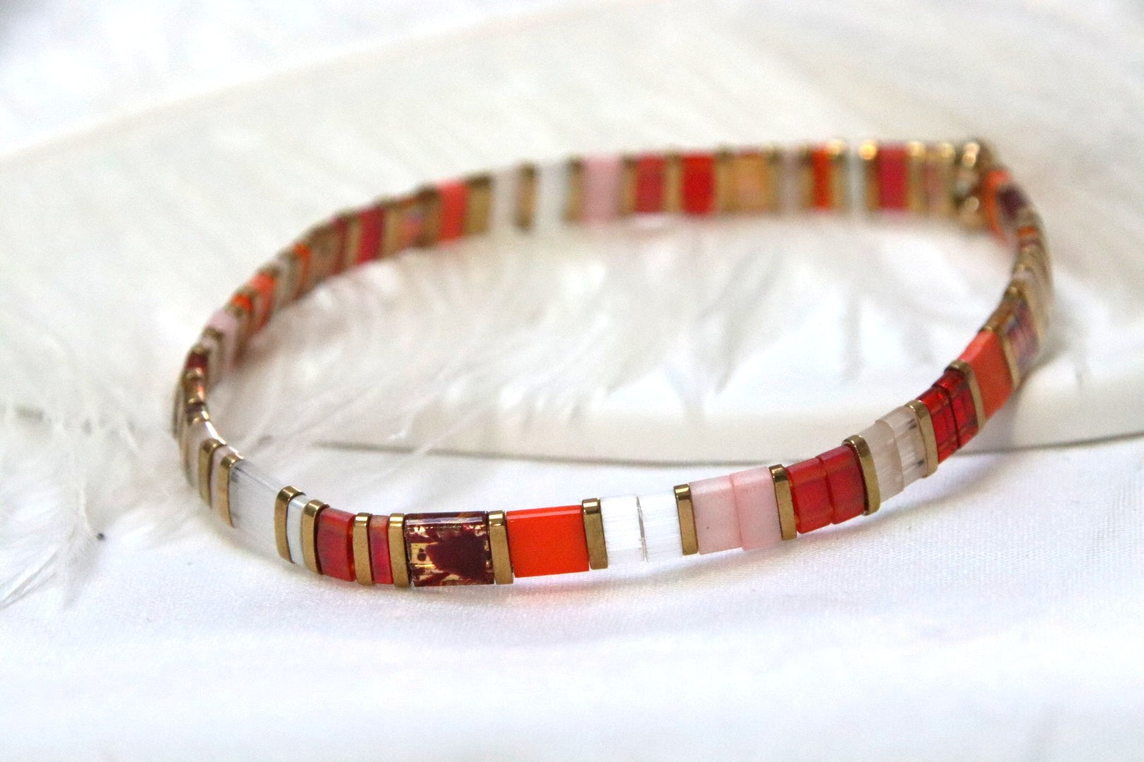 AyaKin : Un bijou vibrant où l’or rencontre la chaleur des teintes colorées.