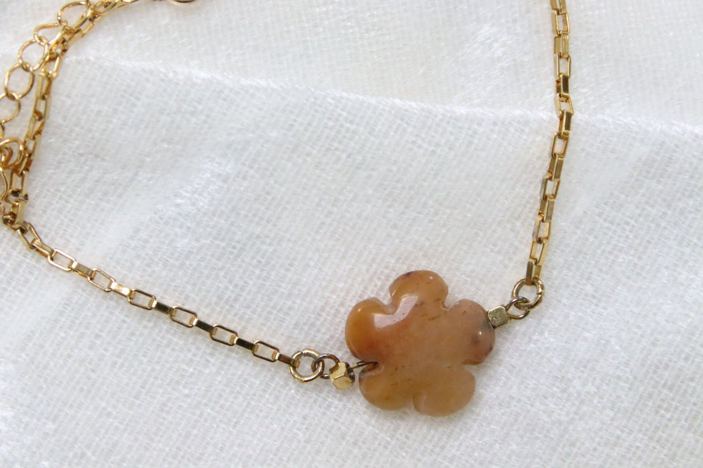 Gros plan sur bracelet en agate fou en forme de fleur.