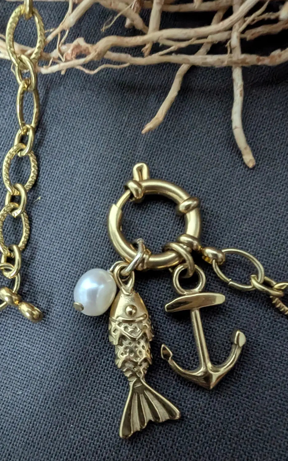 Amarra – Collier, détails sur le fermoir bouée et les charms. L’esprit marin revisité