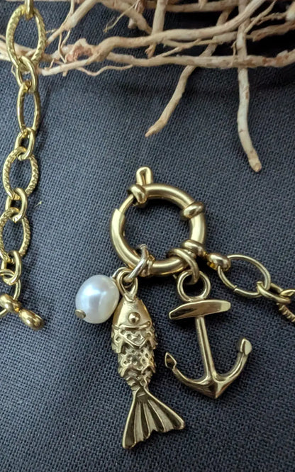 Amarra – Collier, détails sur le fermoir bouée et les charms. L’esprit marin revisité
