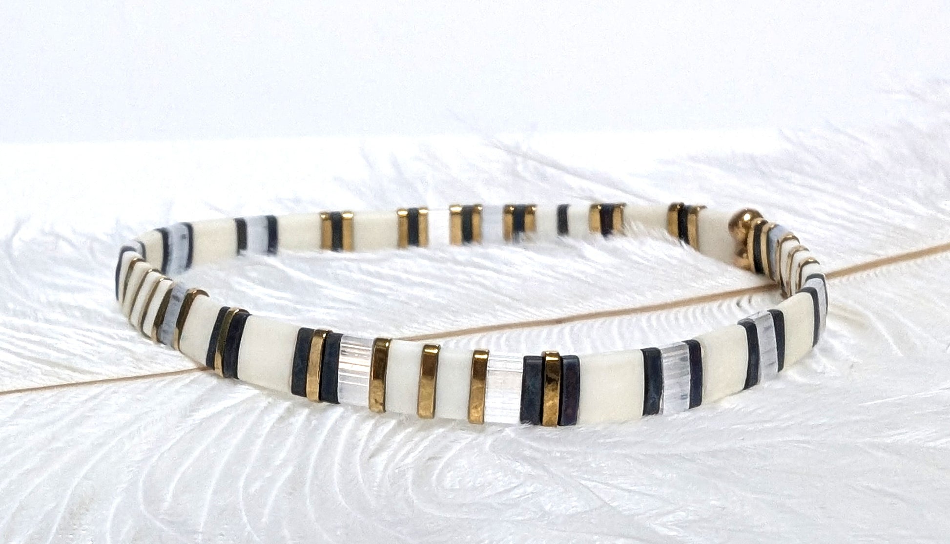 Bracelet de perles japonaises Aokin Gris bleu, blanc et doré, un accord subtil et raffiné qui apporte modernité et intemporalité