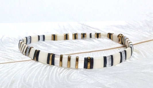 Bracelet de perles japonaises Aokin Gris bleu, blanc et doré, un accord subtil et raffiné qui apporte modernité et intemporalité