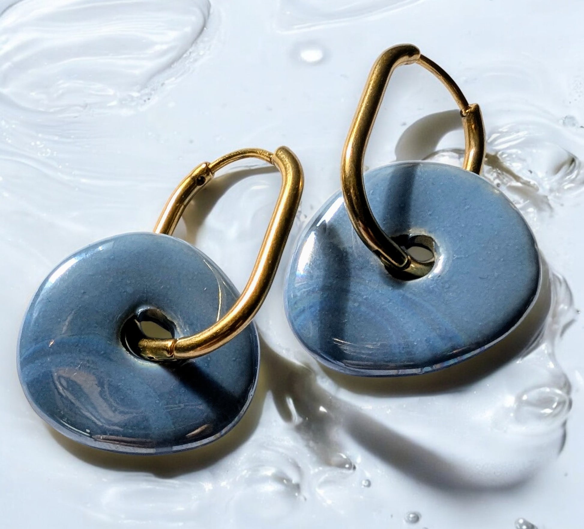 Boucles d’oreilles Donut bleu en céramique interchangeables, et  créoles en acier inoxydable doré 