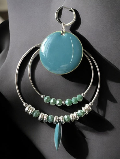 zoom sur une des Boucles d'oreilles Cheyenne en acier inoxydable argenté, avec perles de verre couleur jade, perles argentées et éléments en laiton émaillé, sur créoles de tailles variées