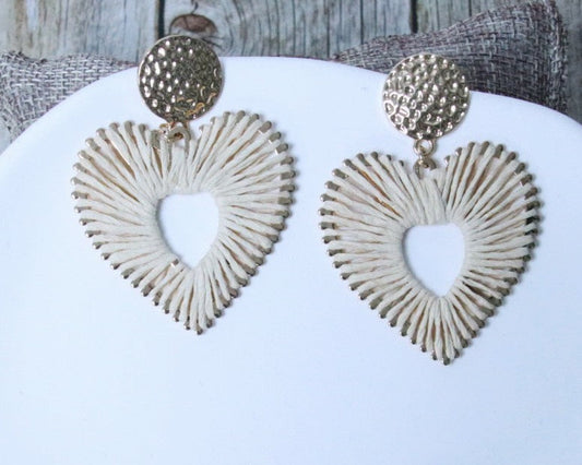 Boucles d’oreilles cœur en raphia naturel et acier inoxydable, artisanales et bohèmes.
