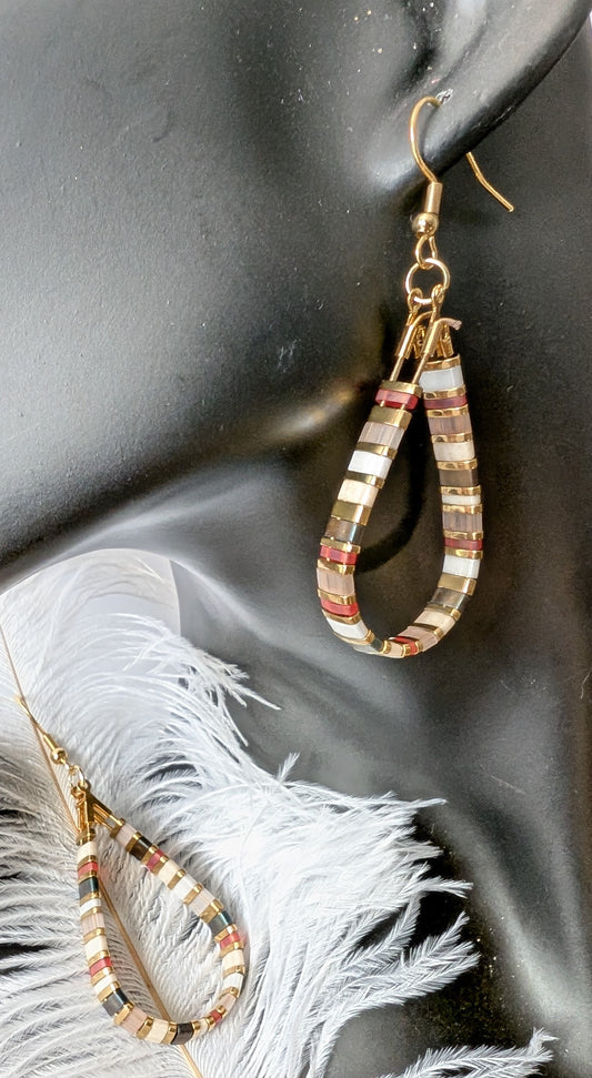 Les boucles d'oreilles Sakura sont fines et originales. Mélanges de couleurs discrètes mais lumineuses.