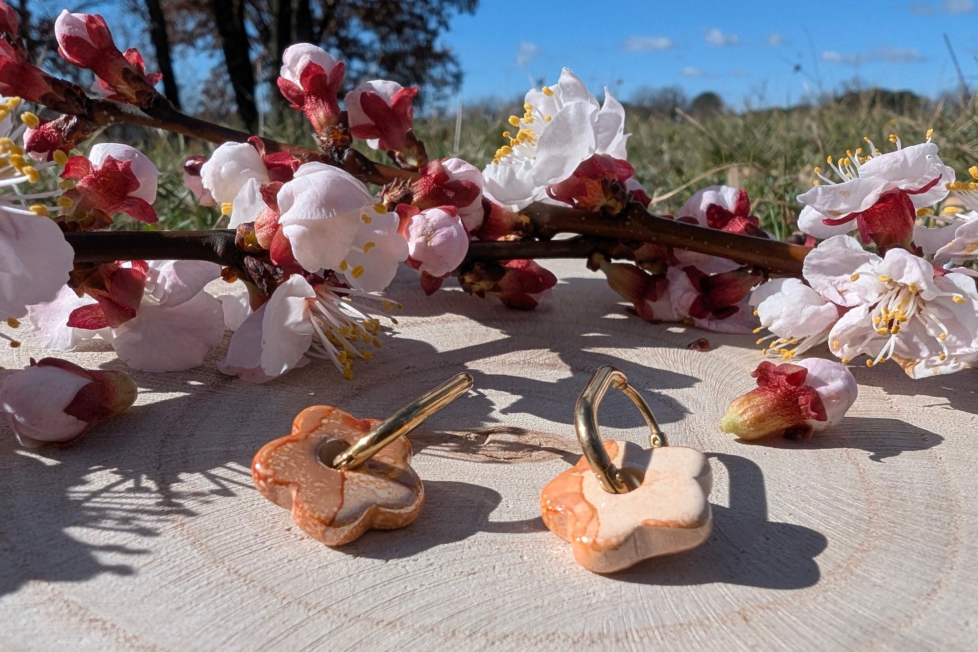 Série de Boucles d'oreilles fleur en céramique et créoles interchangeables en acier inoxydable doré ou argenté, bijou délicat et raffiné. 