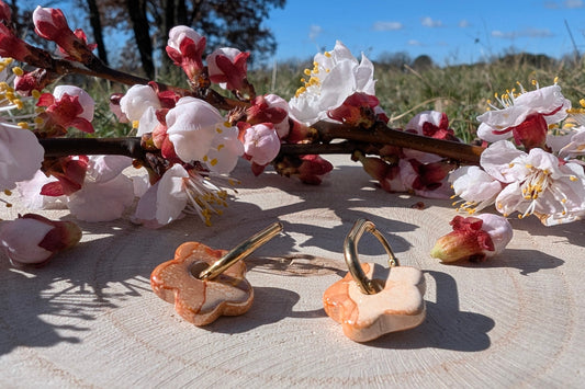 Série de Boucles d'oreilles fleur en céramique et créoles interchangeables en acier inoxydable doré ou argenté, bijou délicat et raffiné. 