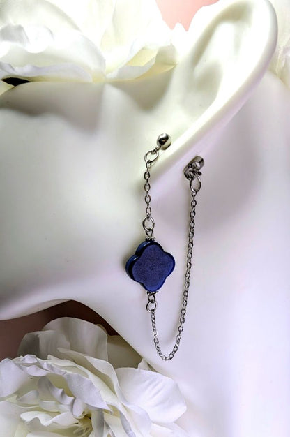 Boucles d’oreilles Cléa  zoom sur le Trèfle bleu et la chaine argentée. 