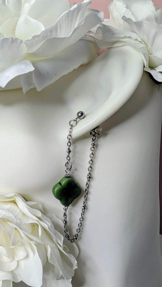 Boucles d’oreilles Cléa  zoom sur le Trèfle vert et la chaine argentée. 