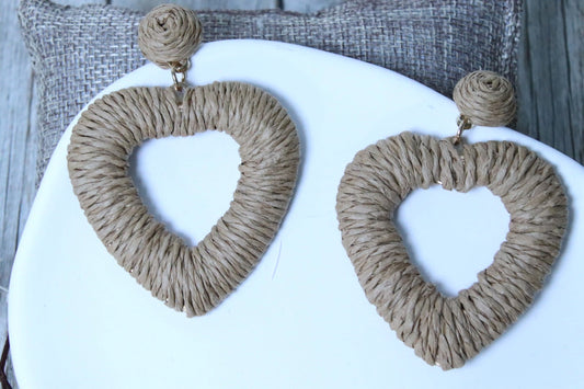 Boucles d’oreilles artisanales en raphia naturel tissé, design bohème chic et chaleureux