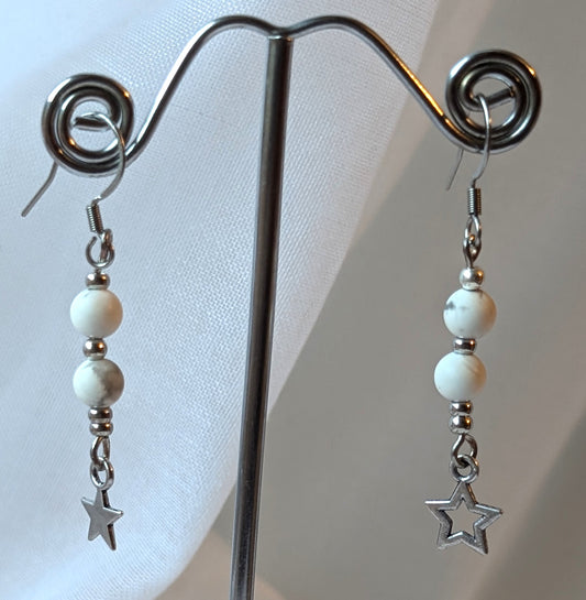Boucles d'oreilles Étoiles Polaires en acier inoxydable avec perles de howlite blanche et étoiles, élégantes et légères.