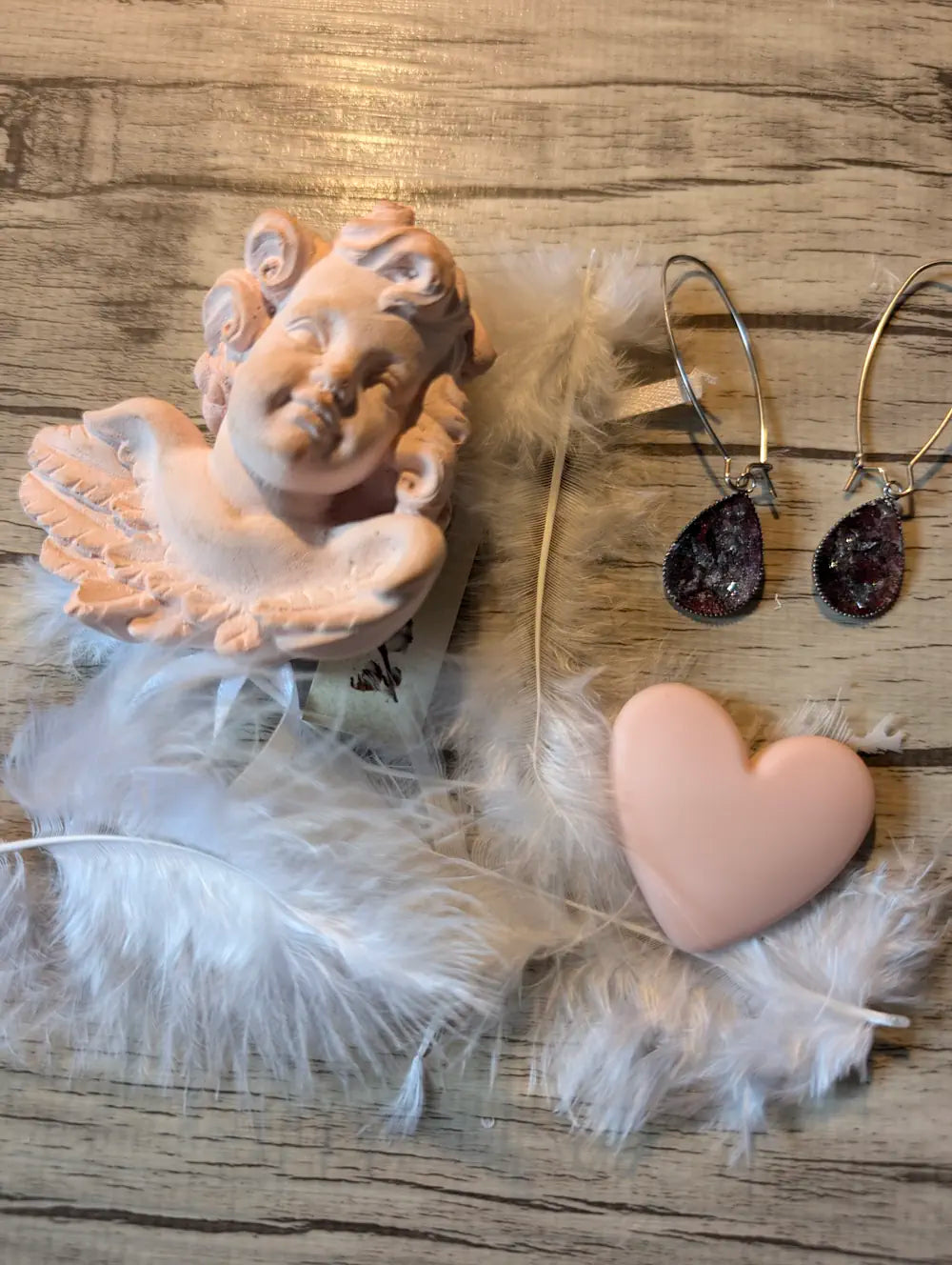 Boucles d'oreilles Une Goutte d'Amour en acier inoxydable avec cabochons en résine bordeaux et argent. Mise en scene amour