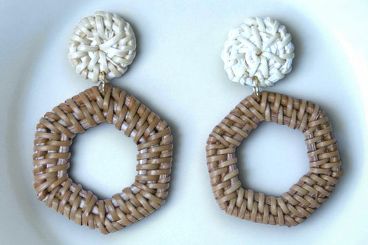 Boucles d’oreilles artisanales hexagone en rotin naturel avec puce ronde