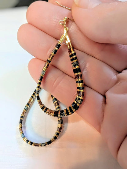 Boucles d’oreilles Kintsu au creux des doigts, forme larmes en perles Miyuki