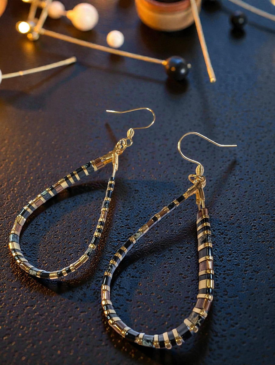 Détail des perles Miyuki brun noir et doré des boucles d’oreilles Kintsu