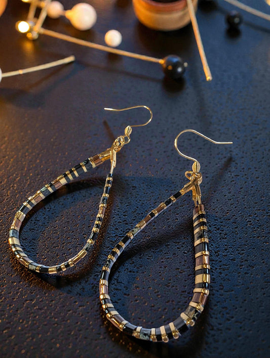 Détail des perles Miyuki brun noir et doré des boucles d’oreilles Kintsu