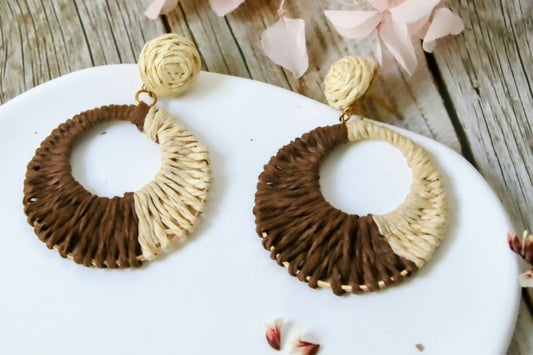 Boucles d’oreilles artisanales en raphia beige et marron, style bohème chic