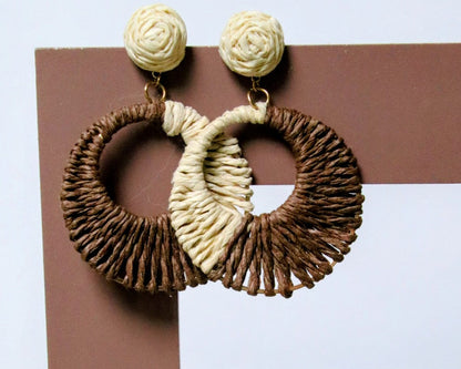 Bijou artisanal tissé main en raphia beige et marron, boucles d’oreilles élégantes