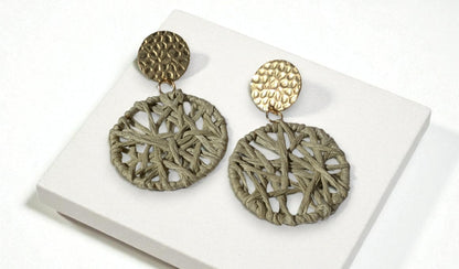 Boucles d’oreilles artisanales en raphia vert sauge, bijou bohème chic et léger