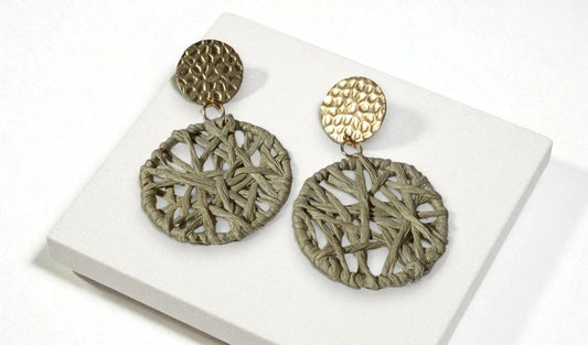 Boucles d’oreilles artisanales en raphia vert sauge, bijou bohème chic et léger