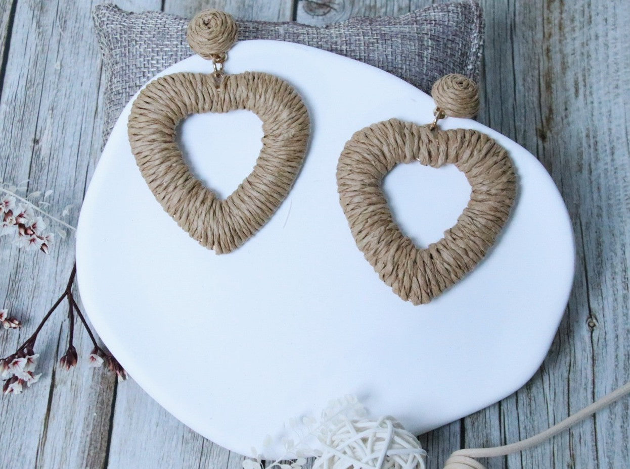 Boucles d’oreilles tout en raphia naturel, création artisanale bohème et élégante