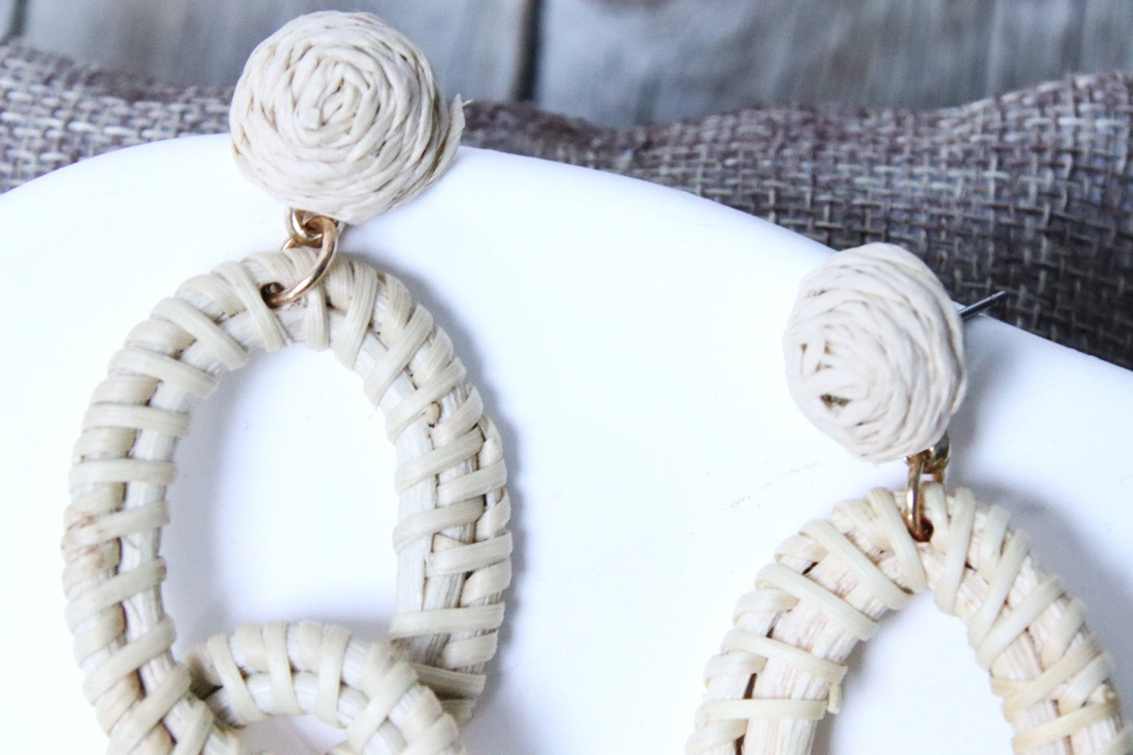 Boucles d’oreilles bohème chic en rotin naturel tressé, design artisanal. Zoom 