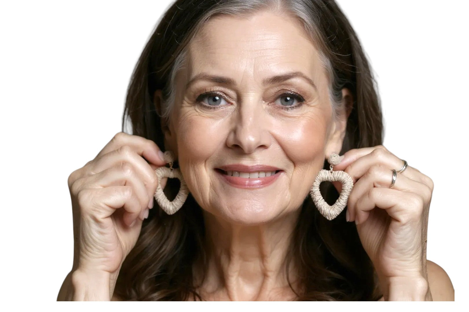 Boucles d’oreilles raphia naturel, tissage artisanal et léger, style bohème chic.