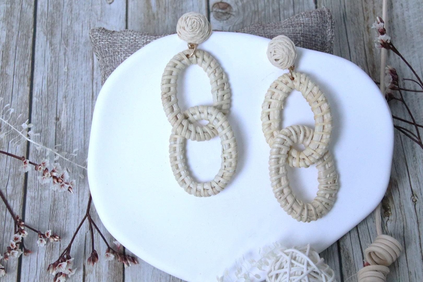 Boucles d’oreilles artisanales doubles anneaux en rotin naturel bohème chic