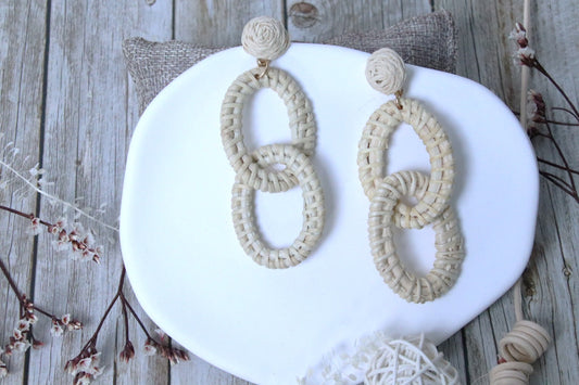 Boucles d’oreilles artisanales doubles anneaux en rotin naturel bohème chic